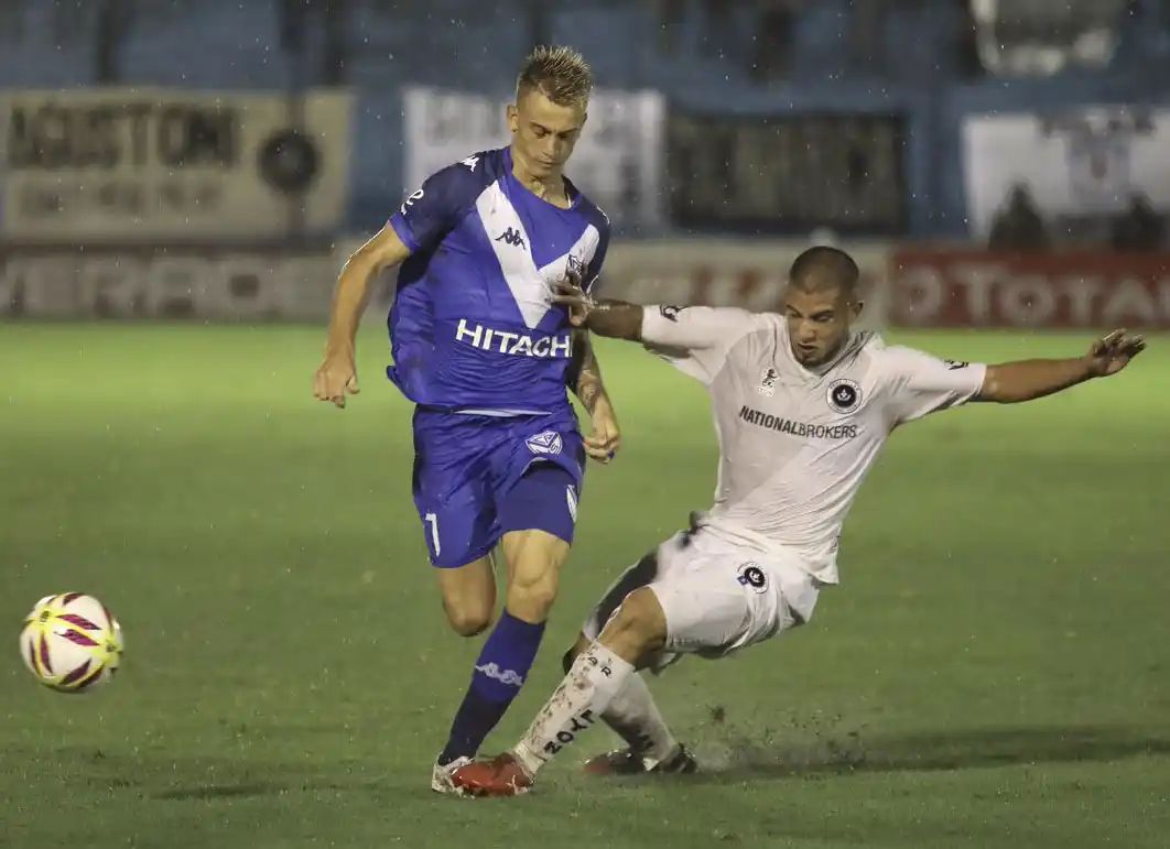 Real Pilar dio el golpe y dejó en el camino a Vélez