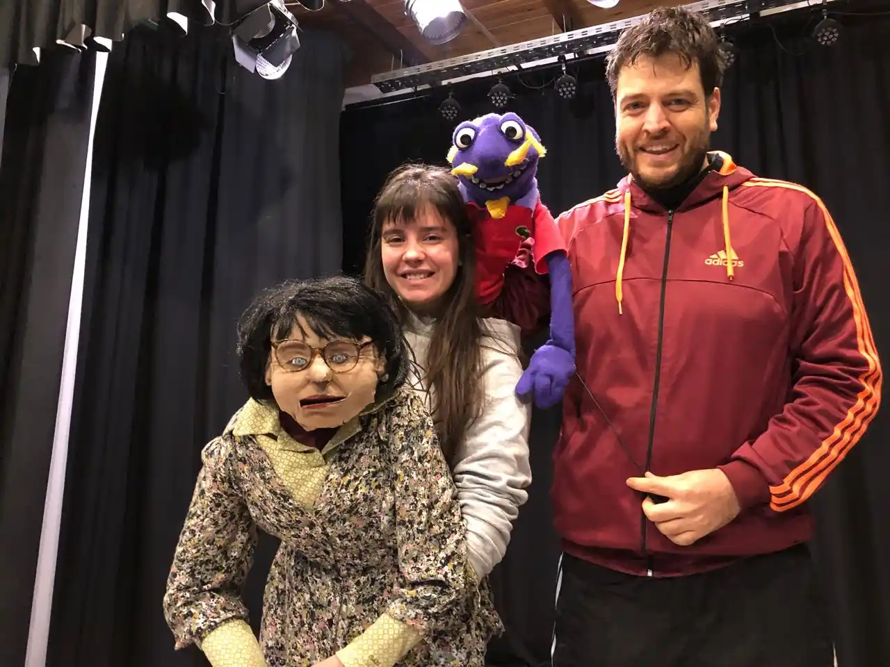 Agustina y Eugenio, junto a Minerva y otro de los muñecos que forman parte de la compañía La Lupa.