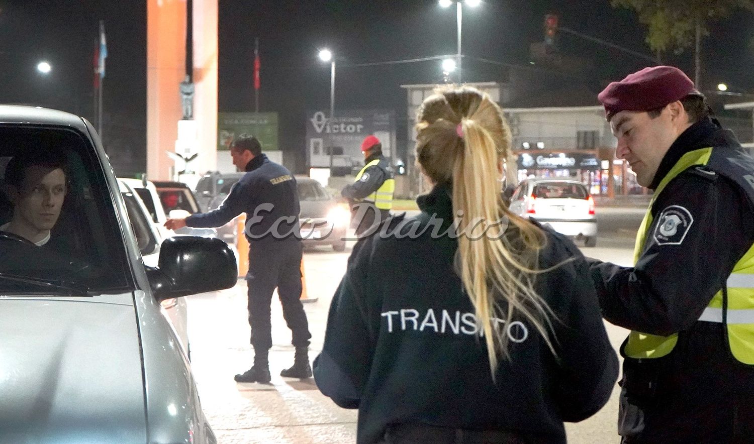 Anoche. Personal de Tránsito participó de un operativo junto a efectivos policiales