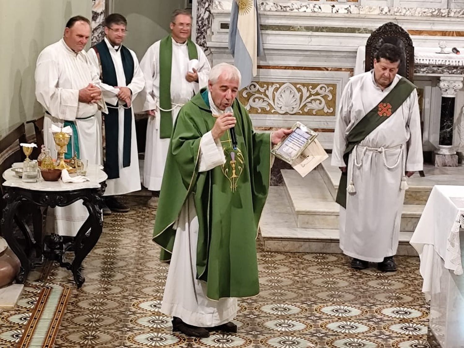 El sacerdote agradeció la colaboración de la comunidad y pidió que cuiden el magnífico templo.