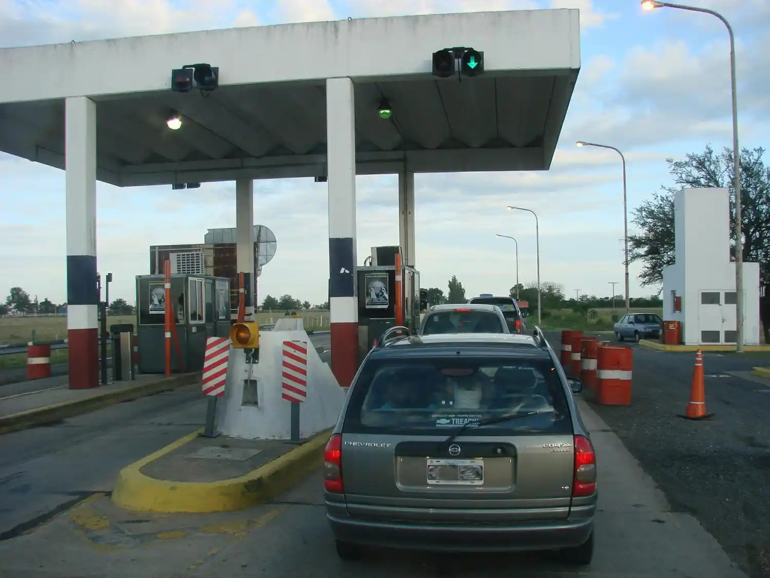 Autopista: levantan las barreras del peaje 4 horas por turno 
