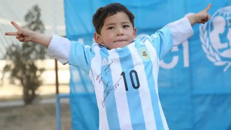 Lionel Messi hizo realidad el sueño del niño que uso una bolsa como su camiseta