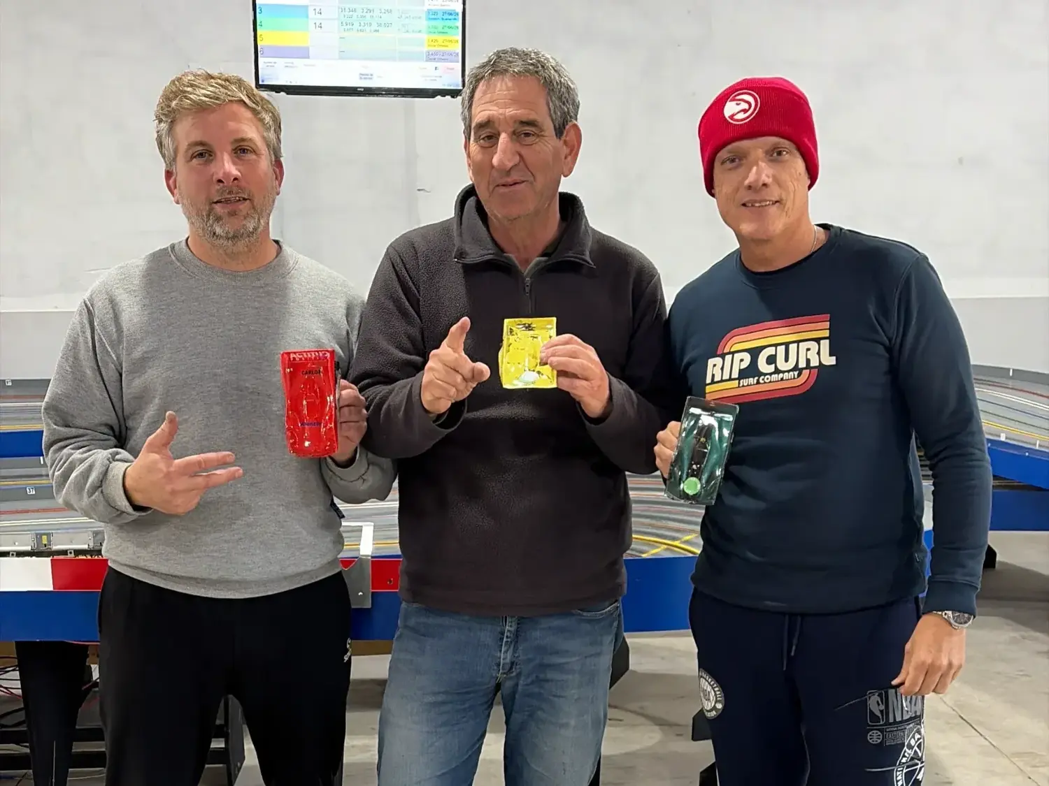 El podio en Cañada Rosquín: Carlos Rossetti (3º), Horacio Savino (1º) y José Luis Scanarotti (2º). Foto:Prensa Automodelismo
