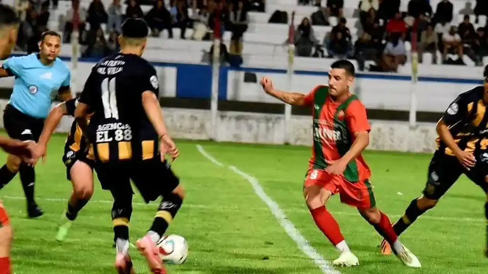 Conberse y Pérez se disputan la pelota.