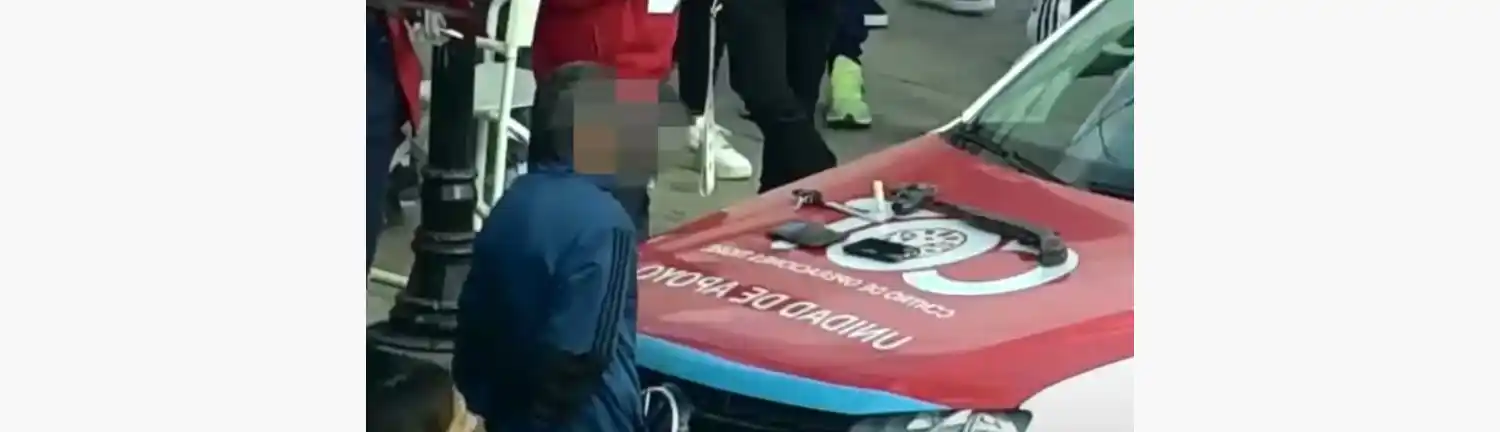 Al momento de la detención, el acusado portaba una gran cantidad de armas blancas y de fuego, que estaban escondidas en una mochila preparada para realizar repartos de delivery.