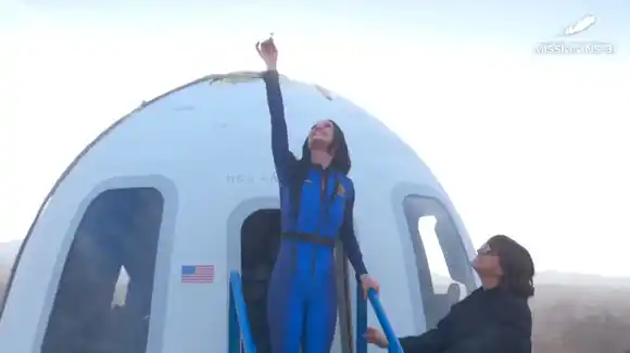 Katy Perry vive un susto en pleno show: un hombre se sube al escenario y trata de abrazarla