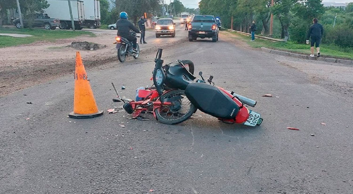 Murió un hombre tras un fuerte choque entre dos motos: los conductores no llevaban casco