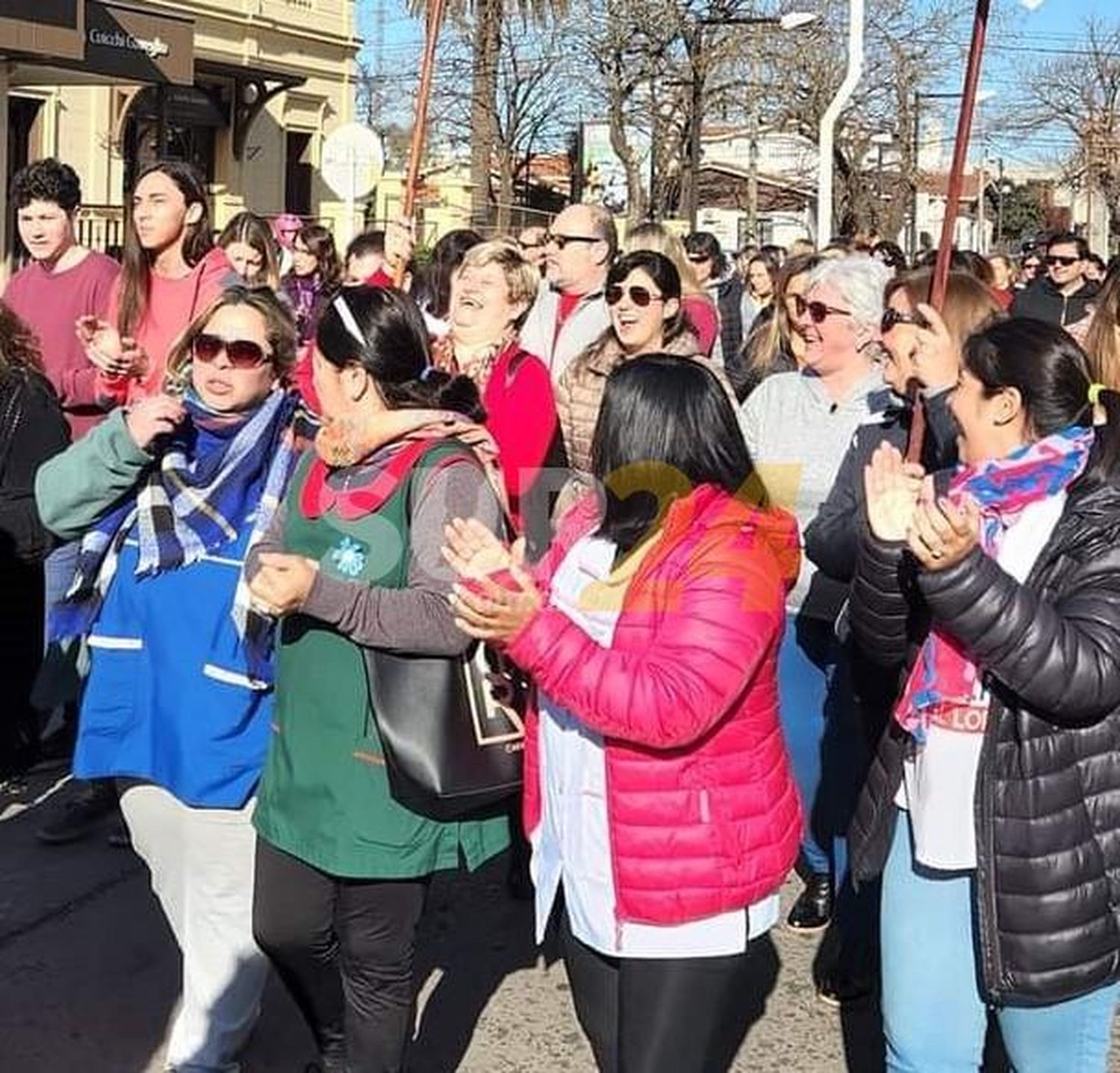 Amsafe protestó con “radio abierta” frente a la sede provincial de Educación