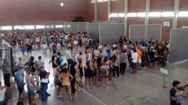 Las vacantes en el CEF Nº2 convocaron otra vez
multitud de padres desde muy temprano
