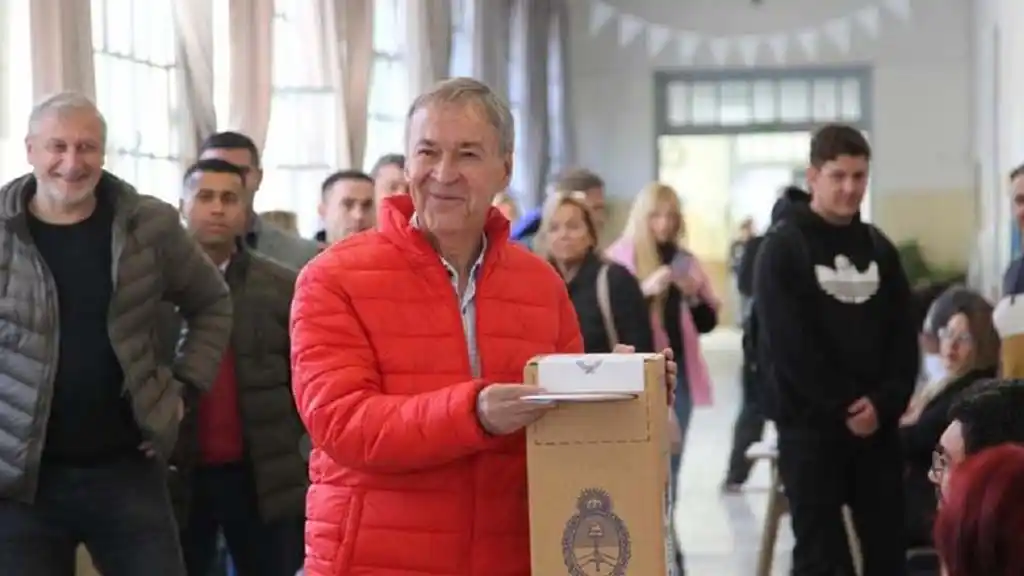 El precandidato a presidente fue acompañado por el Pichi Campana.