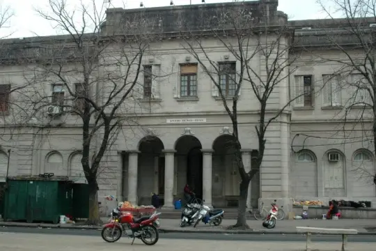 La Plata: dos ladrones roban un ecógrafo del Hospital de Niños y quedan filmados