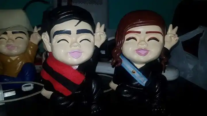 Coordina un hospital municipal en José C. Paz y en sus ratos libres vende muñecos de Mario Ishii y Cristina Kirchner 