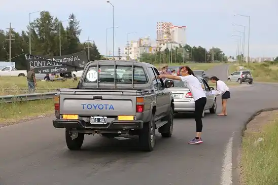 Vecinos del Barrio Don Pedro volantearon frente al Parque Industrial