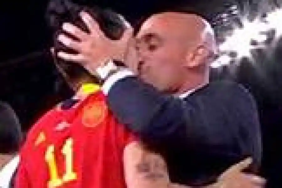 Fiscalía pide dos años y medio de prisión para Luis Rubiales por el beso a Jenni Hermoso