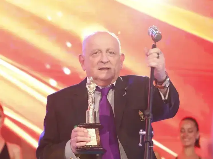 Chiche Gelblung con su Martín Fierro de Oro
