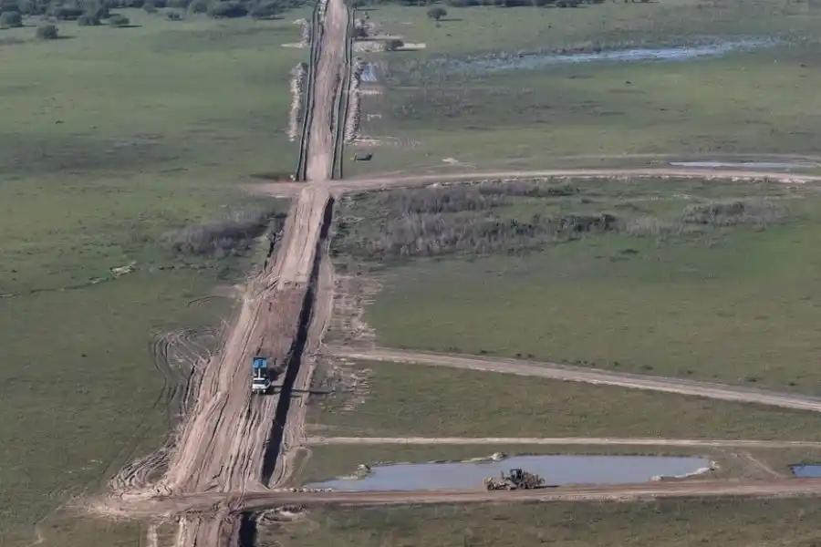 Del lado de Rincón, en la zona de defensas, el camino se pone en condiciones para que conectar la cañería que cruzará 1.850 metros de lecho lagunar. Crédito: Fernando Nicola