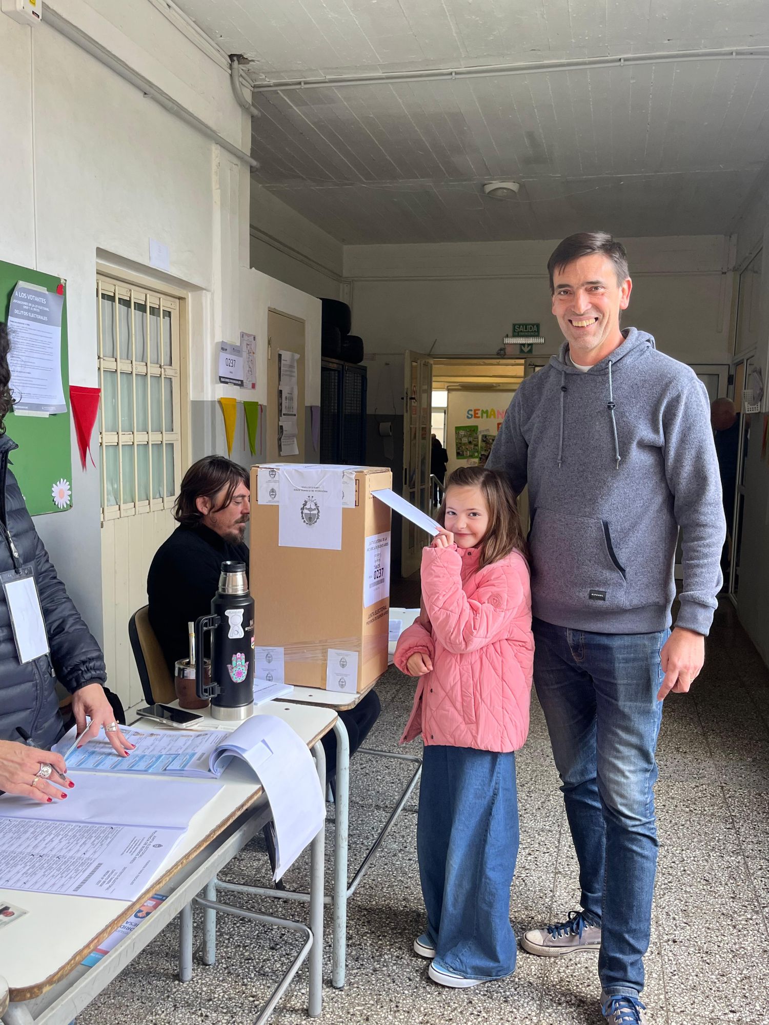 Rogelio Iparraguirre emitió su voto, a las 11:30 horas, en el Colegio Estrella de Belén.