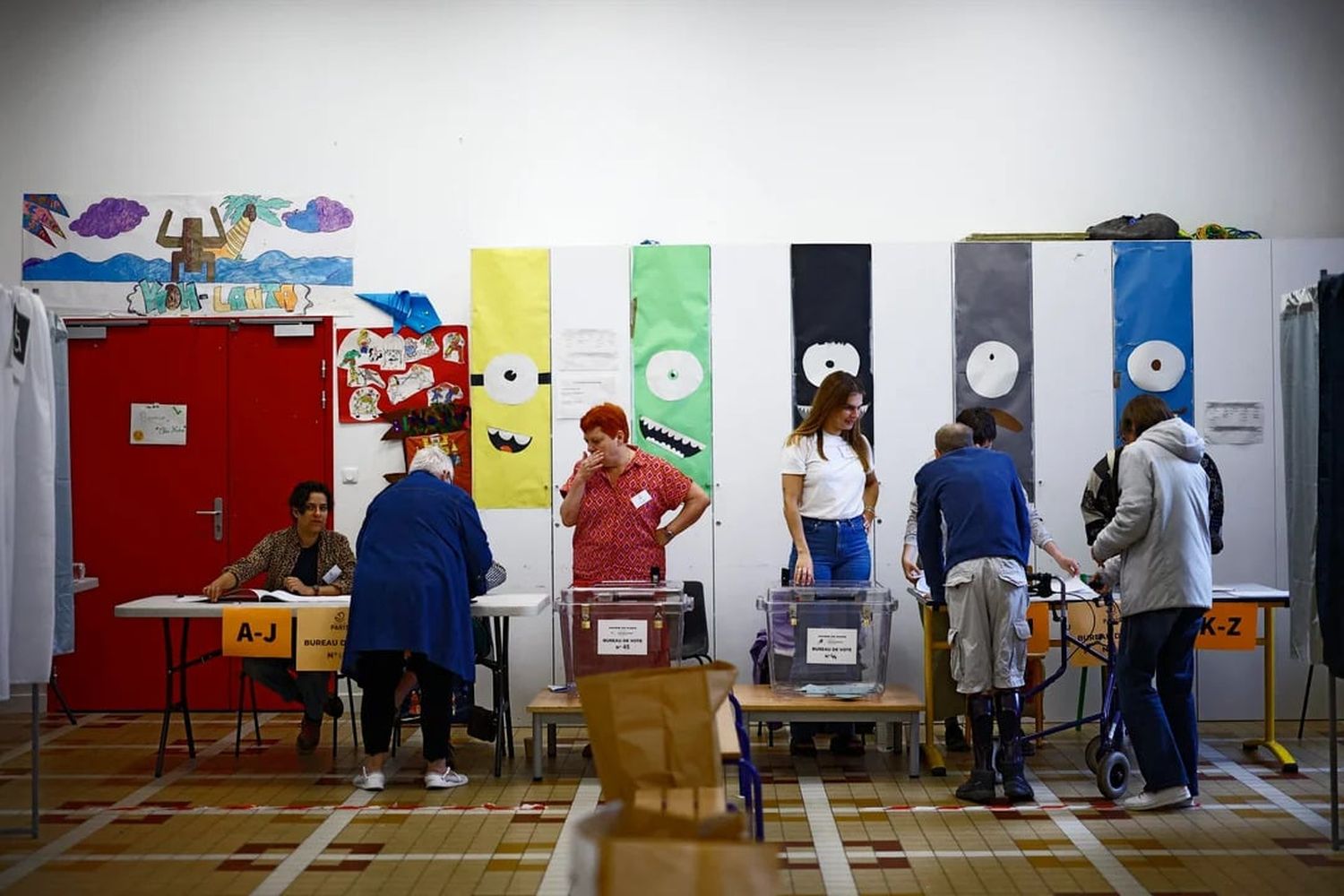 Votantes en la segunda vuelta de las elecciones parlamentarias anticipadas francesas en París.