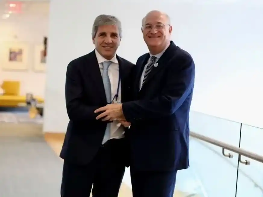 Caputo destacó que el programa permitirá reemplazar deuda más costosa por financiamiento más barato.