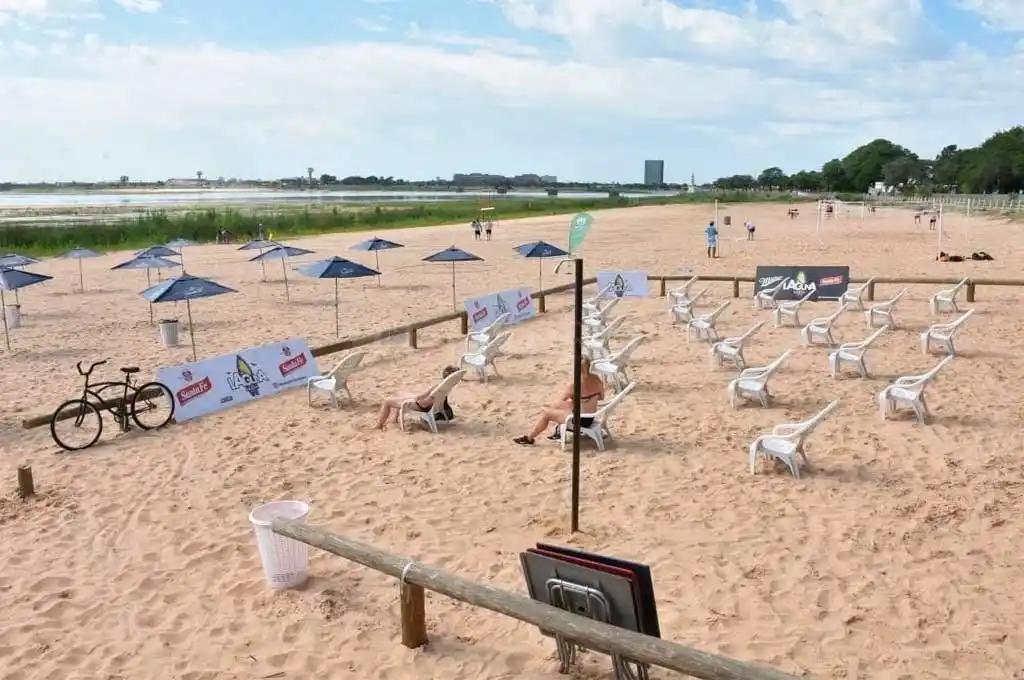 La ciudad habilitó sus playas con círculos marcados sobre la arena