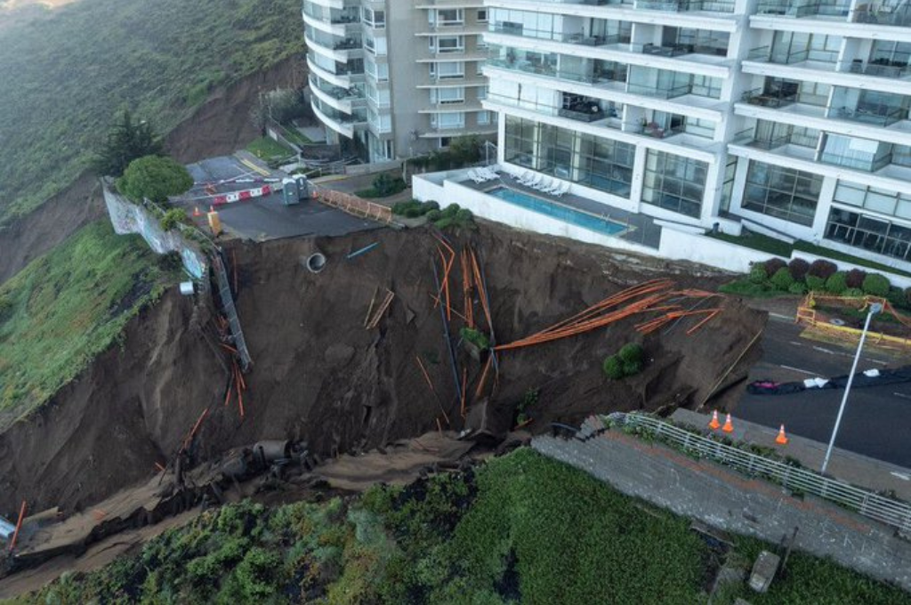 El socavón provocado por las lluvias al costado de los edificios Kandinsky y Miramar.