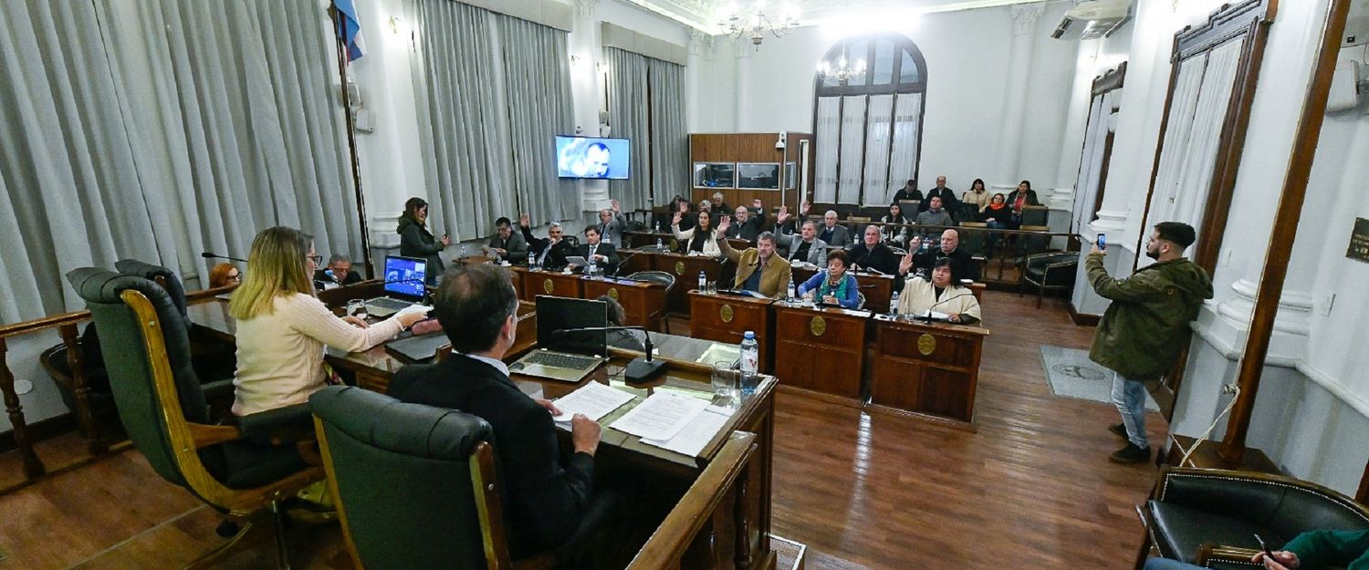 Aprueban leyes para crear una nueva área natural y la obtención de terreno para una escuela