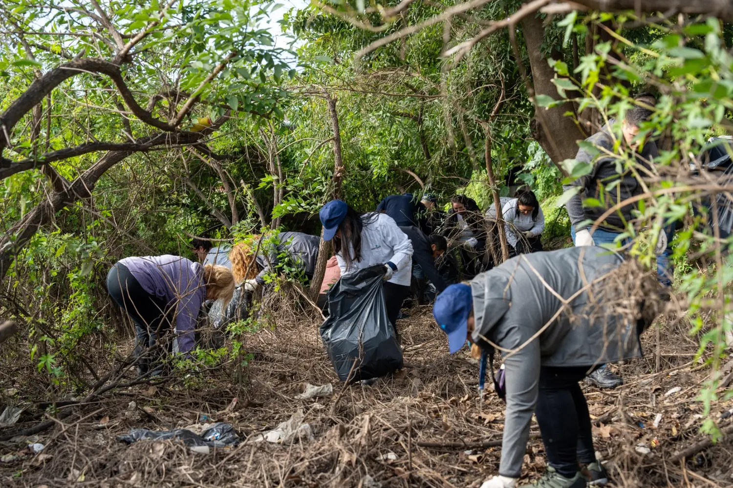 Jornada de voluntariado de MetroGas: Juntaron 90 kilos de plásticos y desechos de una Reserva Ecológica