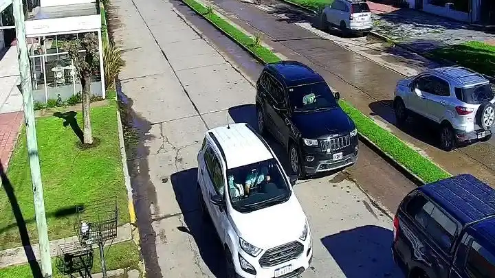 En avenida 10. Se captó el paso de la camioneta Ford EcoSport que participó en ilícitos