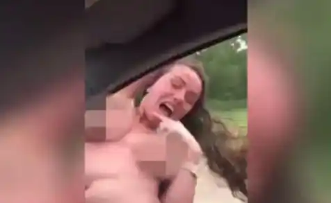 Video: se colgó desnuda por la ventana de un auto y sufrió una muerte brutal