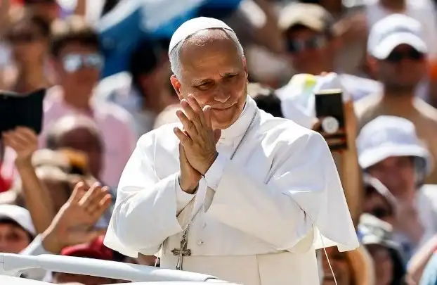 El papa León XIV saluda a los fieles.