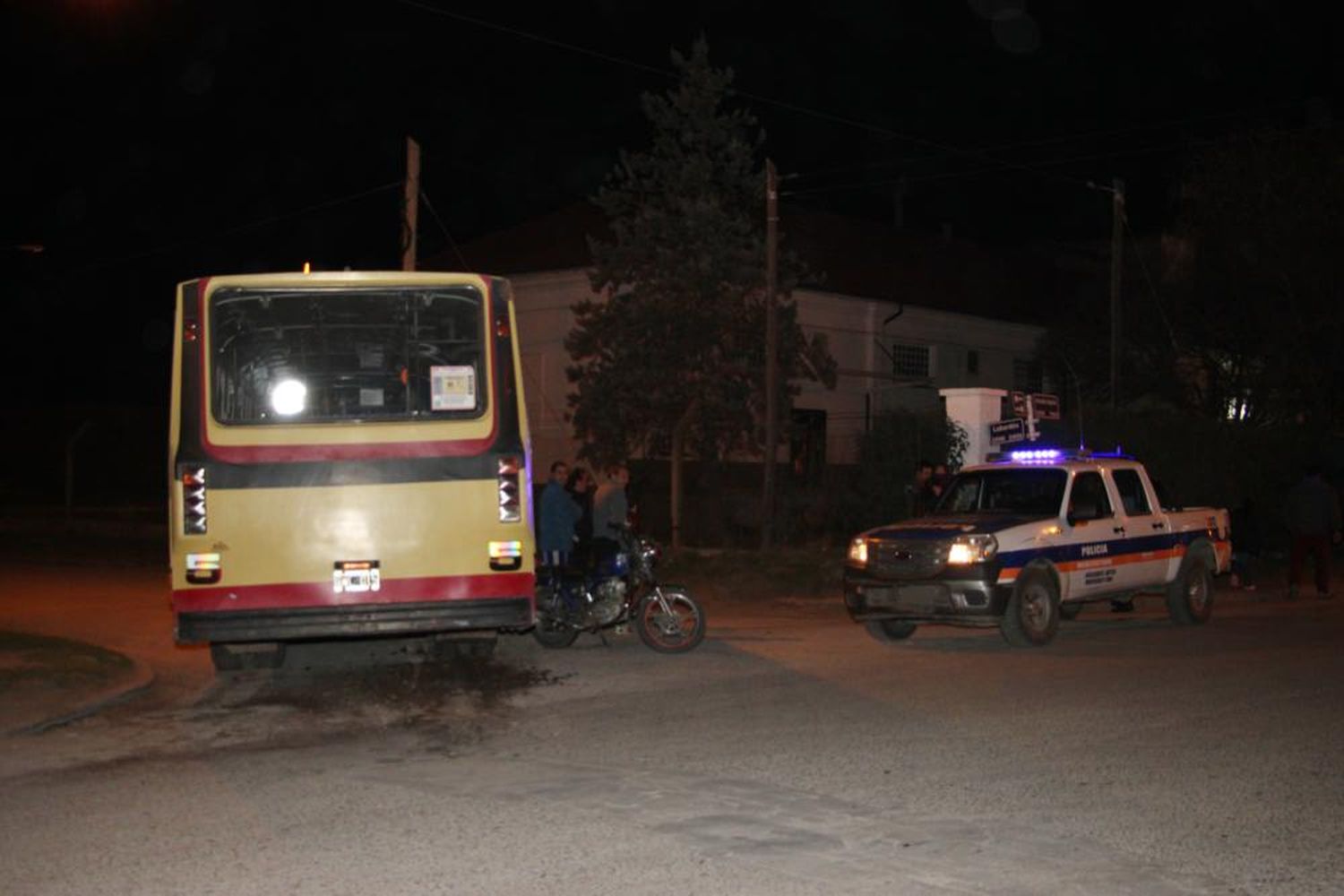 Dos motociclistas se salvaron de milagro al chocar con un colectivo