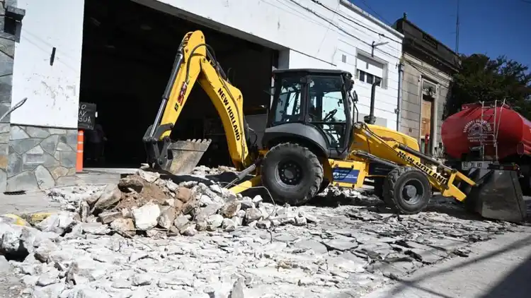 La calle Maipú permanece cortada por obras en el cuartel de Bomberos