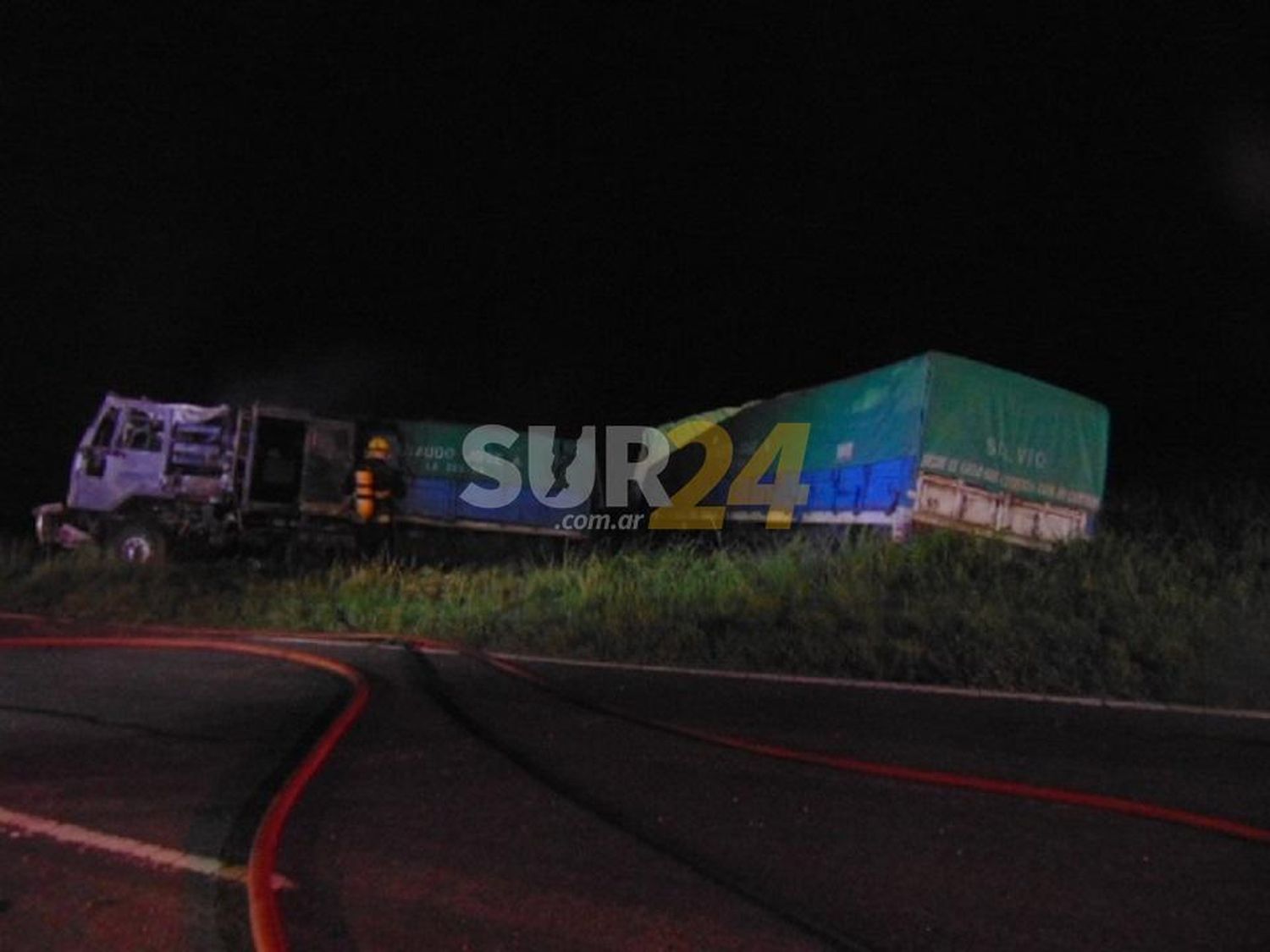 Accidente fatal en ruta 8: dos muertes al colisionar e incendiarse camión y utilitario