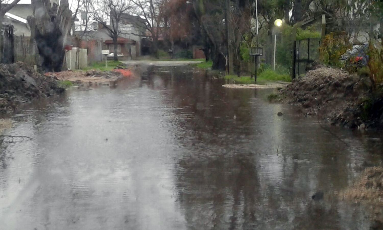 La calles de la zona oeste se vieron "intransitables" por la lluvia