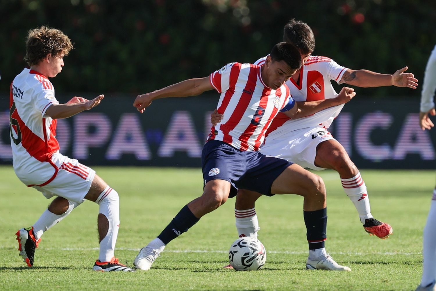 Paraguay venció a Perú y quedó solo en la punta