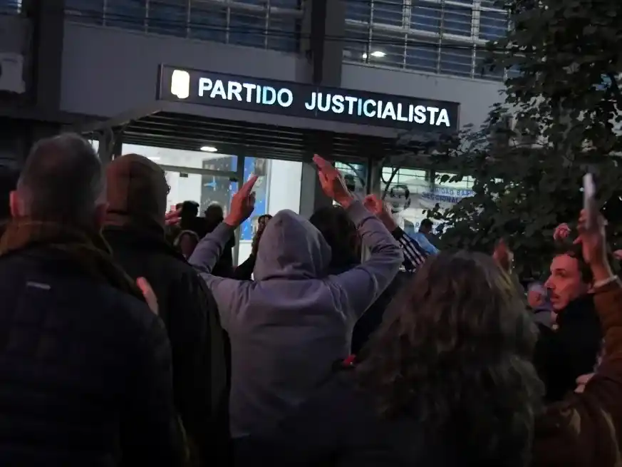 La militancia se manifestó en la misma noche de conocido el fallo. Crédito: Manuel Fabatía