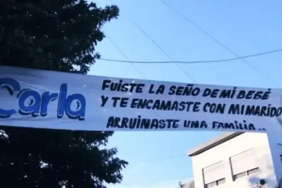 Quién es Carla, la "seño" del polémico pasacalles que "arruinó" una familia