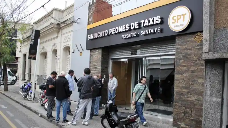 Rosario: taxistas durmieron en el sindicato de Peones