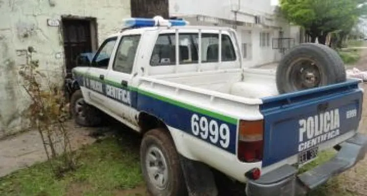 Móvil policial chocó contra el frente de una vivienda