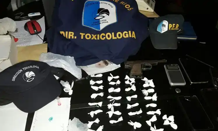 Allanamientos y secuestro de droga, armas y dinero