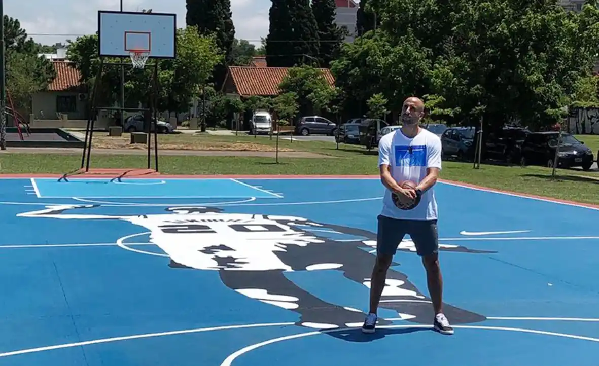 Ginóbili le puso la firma a la cancha que lo homenajea
