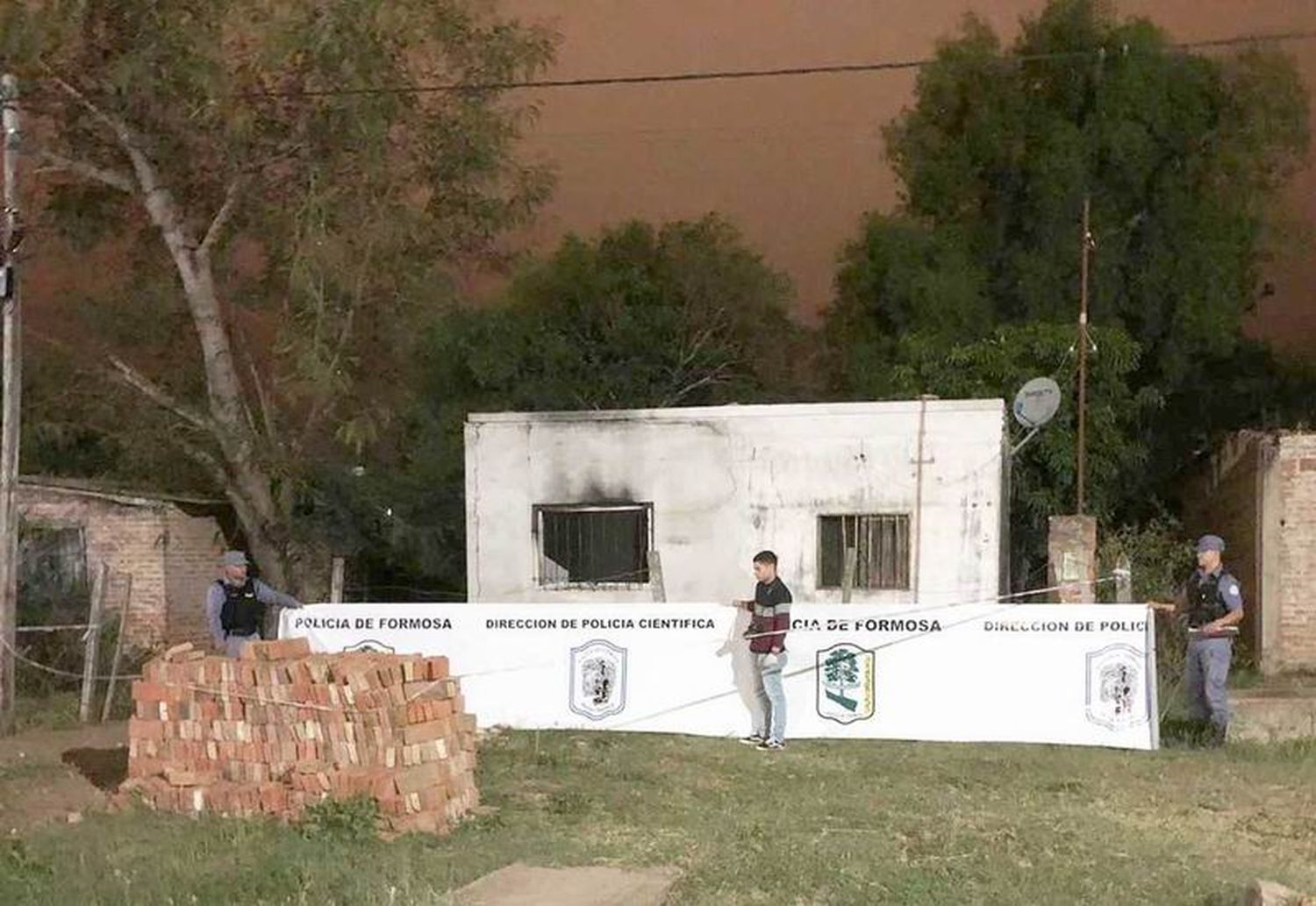 Una mujer fue encontrada sin
vida en el patio de su vivienda