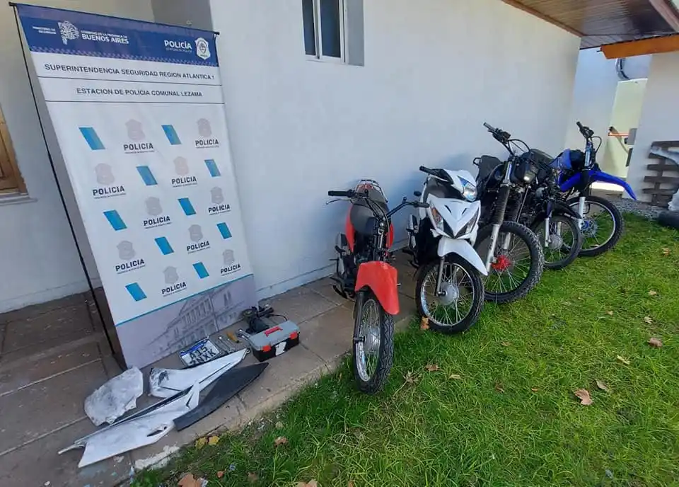 Escapaban hacía nuestra ciudad: tras persecución por autovía 2, la policía de Lezama recuperó 5 motos; una de ellas era de Chascomús