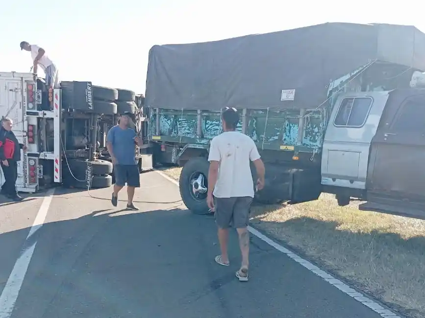 Vuelco de un acoplado en San Salvador: no hubo personas lesionadas