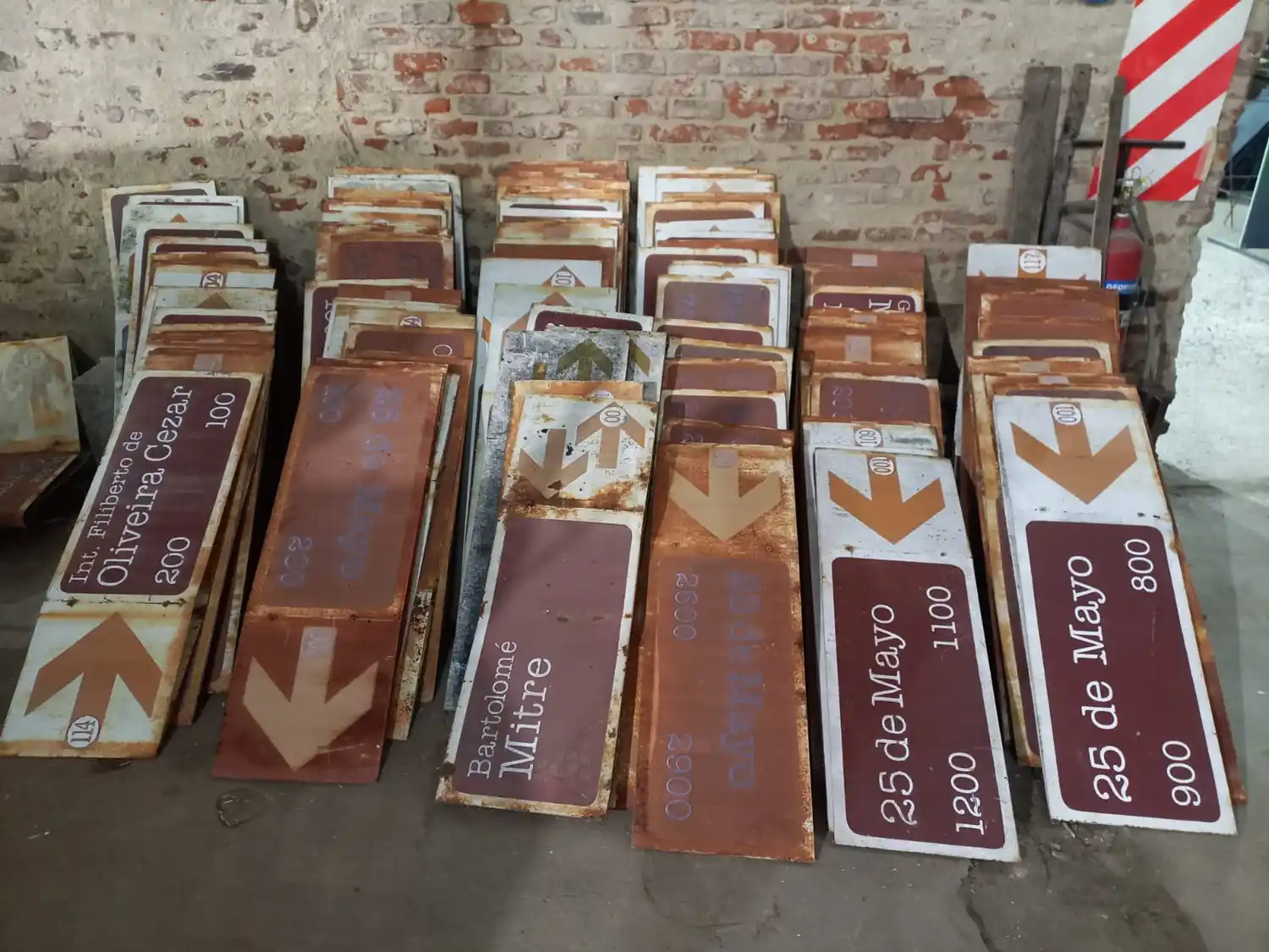 Los carteles fueron retirados para limpiarlos, arenarlos, pintarlos y plotearlos. Comenzarán por Mirtre y Pellegrini.