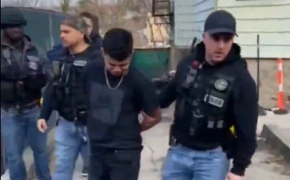 DETIENEN a migrante venezolano de 15 años que disparó en Times Square