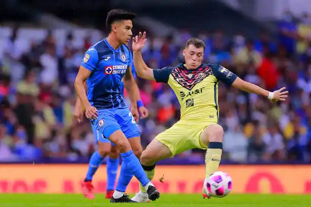 “Pol” Fernández, con la camiseta de Cruz Azul.