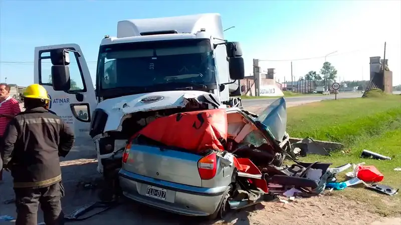 Cinco integrantes de una familia murieron en un trágico choque contra un camión