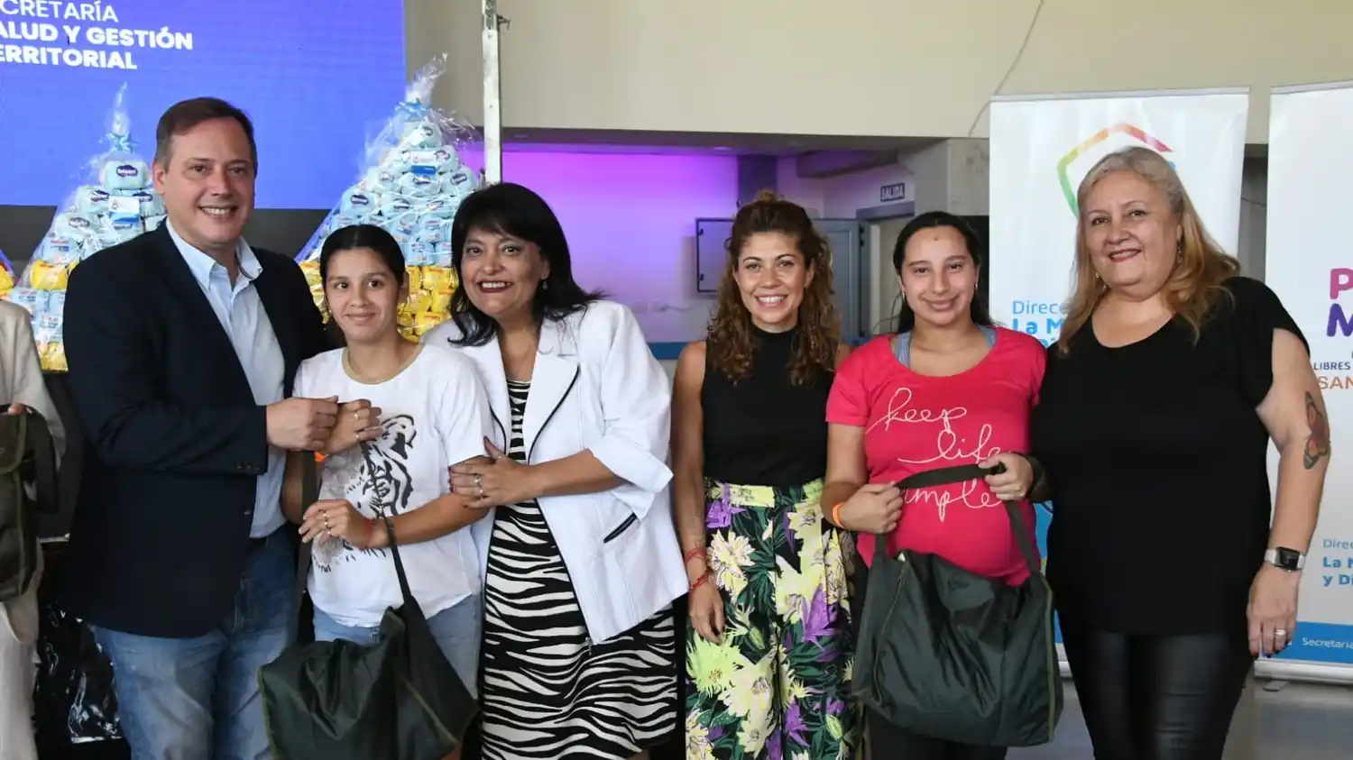 Se entregaron ajuares a futuras mamás de San Francisco y la región, sumado a kits de leches y legumbres.