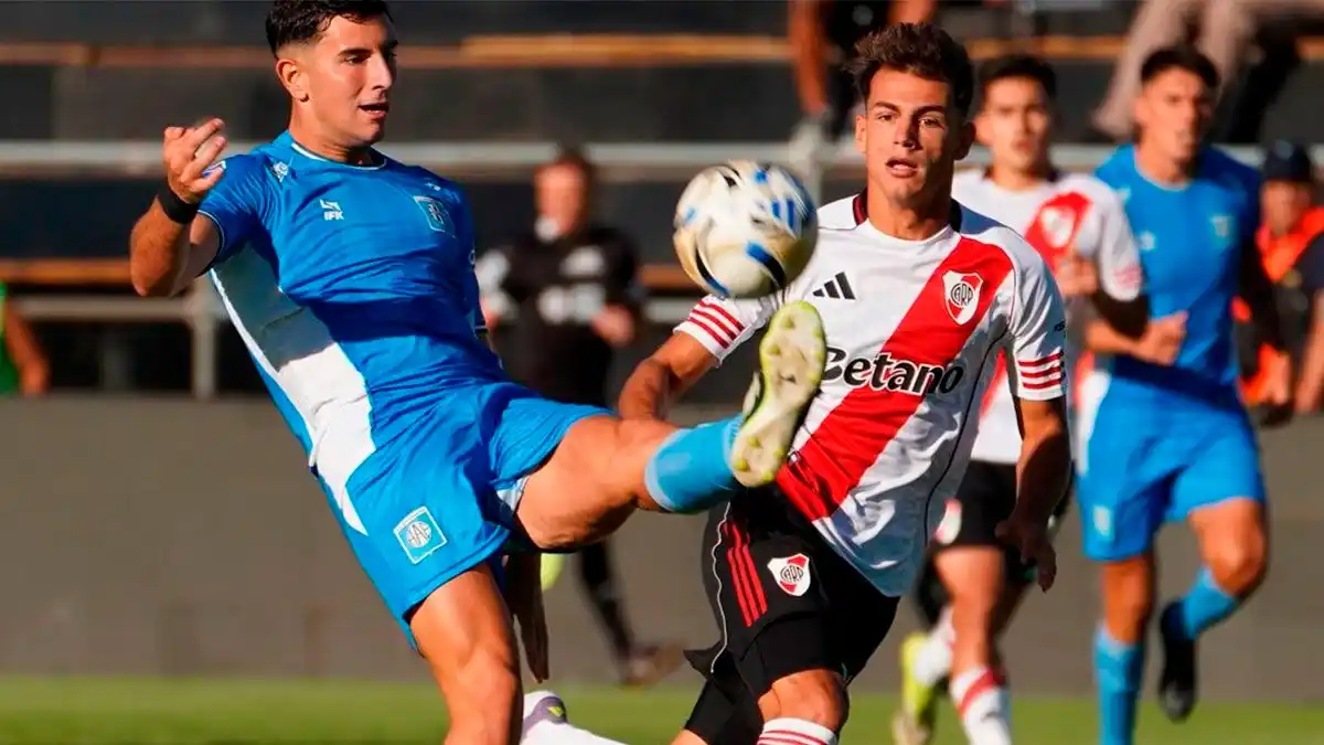 Con el VAR como protagonista, River venció a Estudiantes en Río Cuarto y es líder